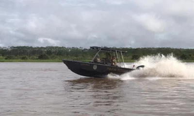 A Polícia Federal (PF) informou na noite desta terça-feira (14) que prendeu mais um suspeito de possível envolvimento no desaparecimento do jornalista Dom Phillips e do indigenista Bruno Pereira, na região do Vale do Javari, no oeste do Amazonas. O detido é Oseney da Costa de Oliveira, conhecido como Dos Santos, de 41 anos. As informações são da Agência Brasil.