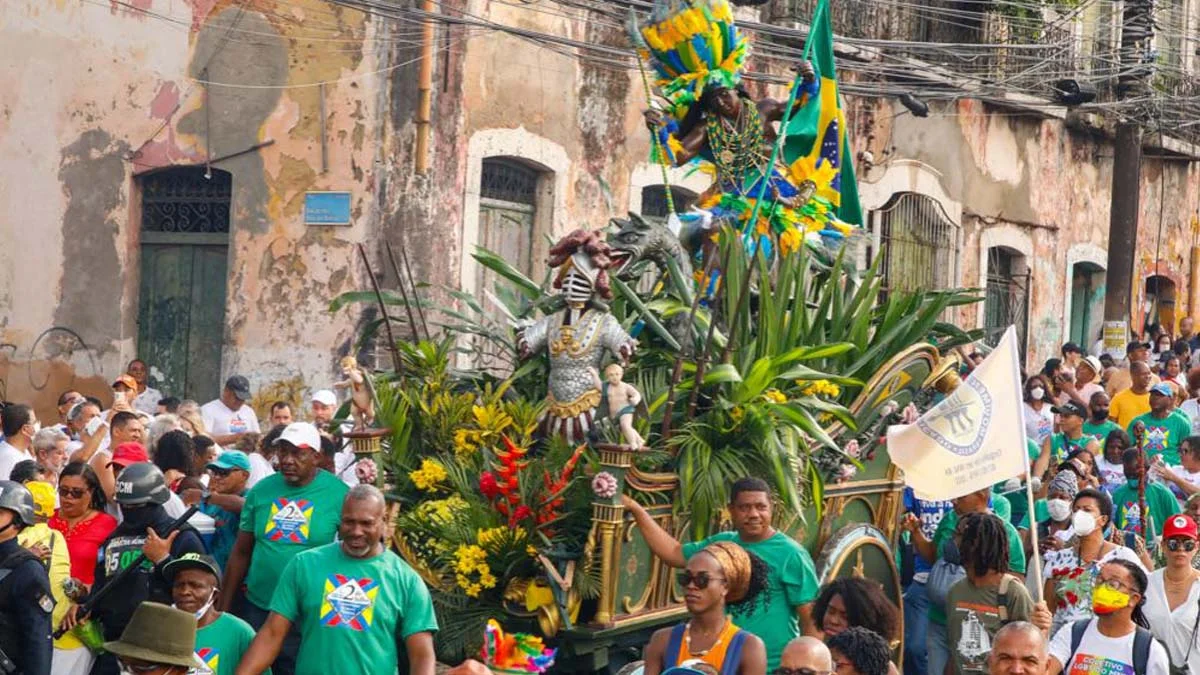 Após cinco dias de comemorações pela Independência do Brasil na Bahia, o 2 de julho, a Prefeitura de Salvador, através da Fundação Gregório de Mattos (FGM), promove nesta terça-feira (5), às 18h30, a volta do Caboclo e da Cabocla. No evento, os carros simbólicos saem do Campo Grande e retornam à Lapinha, regados a muita alegria e manifestações populares. 