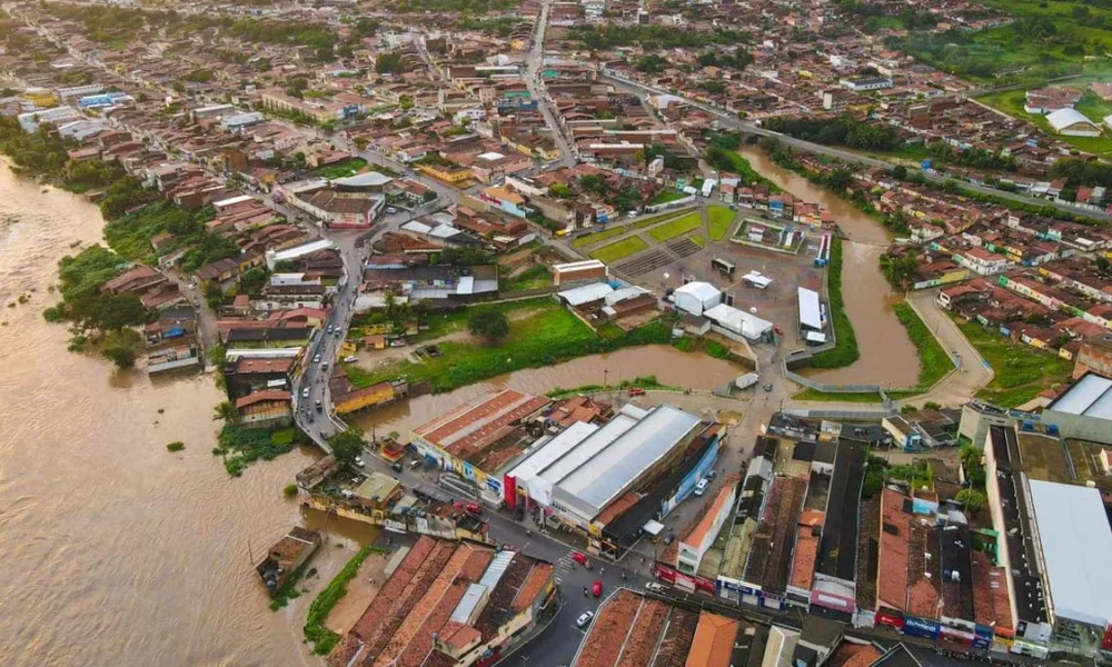 As fortes chuvas que voltaram a atingir parte do estado de Alagoas nos últimos dias já deixaram cerca de 56 mil pessoas desabrigadas ou desalojadas. No primeiro caso, são famílias inteiras cujas residências foram afetadas pela força das águas e que, sem ter para onde ir, viram-se forçadas a buscar abrigo em locais improvisados pelo Poder Público. Desalojadas são as pessoas que se hospedaram com amigos, parentes, vizinhos ou em estabelecimentos pagos com seus próprios recursos. As informações são da Agência Brasil.