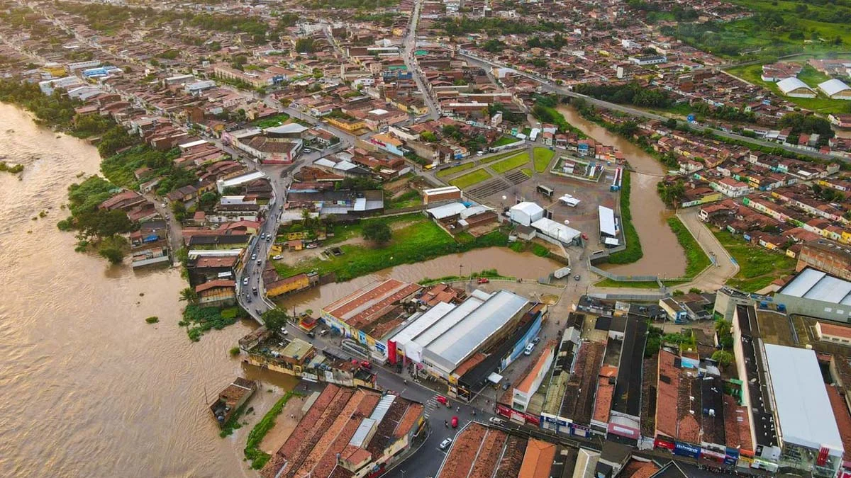 As fortes chuvas que voltaram a atingir parte do estado de Alagoas nos últimos dias já deixaram cerca de 56 mil pessoas desabrigadas ou desalojadas. No primeiro caso, são famílias inteiras cujas residências foram afetadas pela força das águas e que, sem ter para onde ir, viram-se forçadas a buscar abrigo em locais improvisados pelo Poder Público. Desalojadas são as pessoas que se hospedaram com amigos, parentes, vizinhos ou em estabelecimentos pagos com seus próprios recursos. As informações são da Agência Brasil.