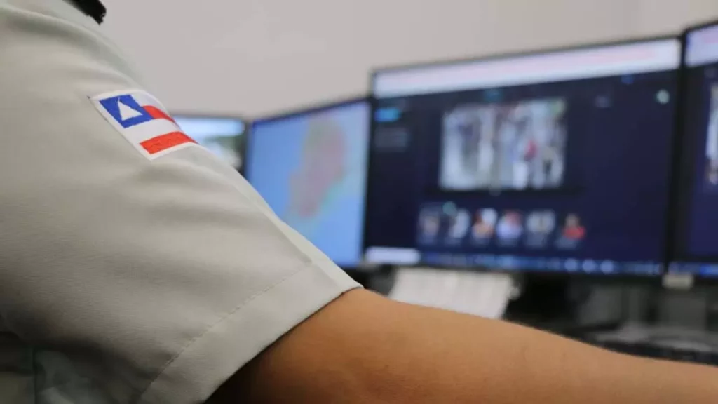 Um traficante foi capturado, na manhã desta segunda-feira (11), após ser flagrado pelas câmeras inteligentes do Sistema de Reconhecimento