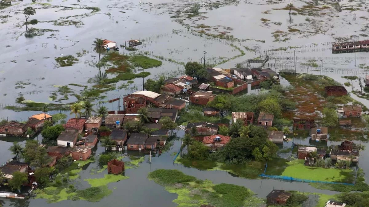 As catastróficas chuvas do Nordeste de maio e junho deste ano se tornaram os primeiros extremos climáticos no Brasil a serem comprovadamente associados às emissões humanas de gases do efeito estufa, como desmatamento e queima de combustíveis fósseis. Se não fossem as mudanças climáticas, o Nordeste, principalmente Pernambuco, não teria sofrido uma das maiores tragédias de sua história. As informações são do O Globo.