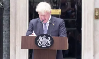 Boris Johnson renunciou ao cargo de líder conservador, dizendo que "ninguém é indispensável" depois que uma série de ministros lhe