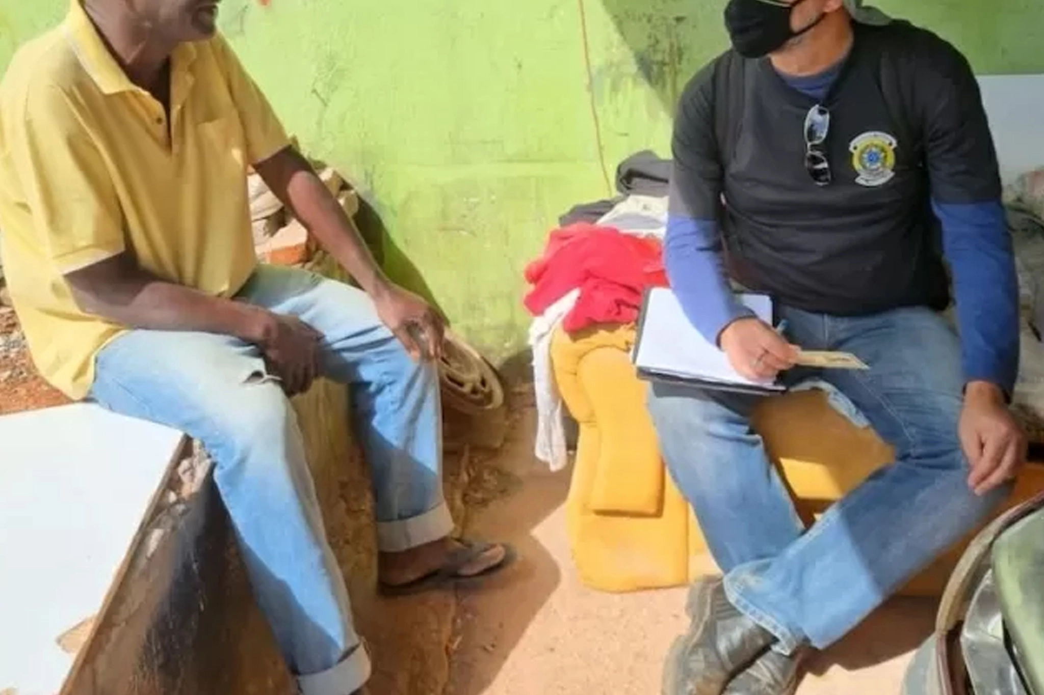 Equipes de fiscalização que participam da segunda edição da Operação Resgate libertaram, em menos de um mês, 337 pessoas que trabalhavam em condições semelhantes à escravidão. Ao menos 149 destes trabalhadores também foram vítimas de um segundo crime, o tráfico de pessoas.