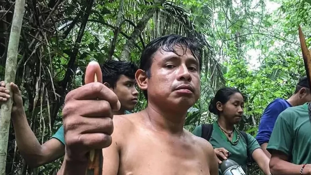 A Polícia Federal (PF) prendeu na quarta-feira (13), o principal suspeito de matar o indígena Ari Uru-Eu-Wau-Wau. Ari fazia parte do grupo de monitoramento e denunciava extrações ilegais de madeira dentro da Terra Indígena (TI).