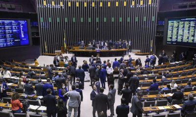 A Câmara dos Deputados aprovou na quarta-feira (13), em segundo turno, a Proposta de Emenda à Constituição (PEC) 15, de 2022,  a PEC Kamikaze, que cria um estado de emergência para ampliar o pagamento de benefícios sociais até o fim do ano.