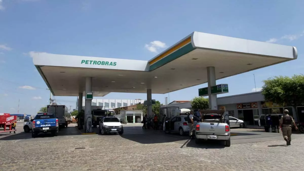 O governo federal publicou nesta quinta-feira (7) o Decreto 11.121, que obriga os postos de combustíveis a informar aos consumidores —