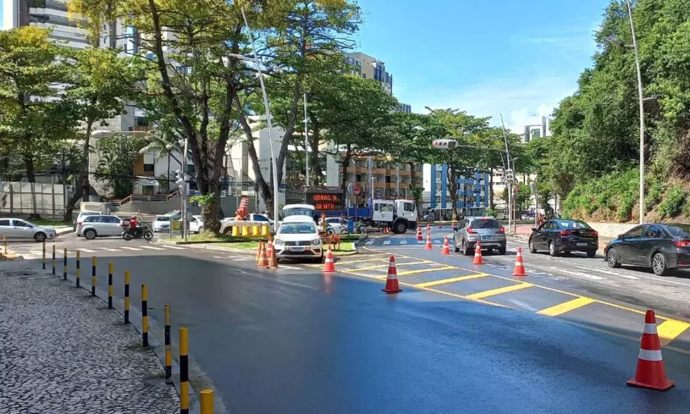 obra na via marginal da Avenida Oceânica, o trânsito na via principal passou a ser sentido duplo no trecho entre o Ondina Apart Hotel