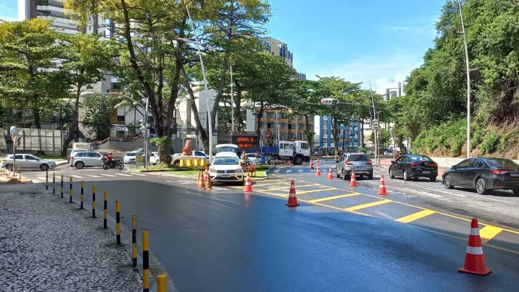 obra na via marginal da Avenida Oceânica, o trânsito na via principal passou a ser sentido duplo no trecho entre o Ondina Apart Hotel