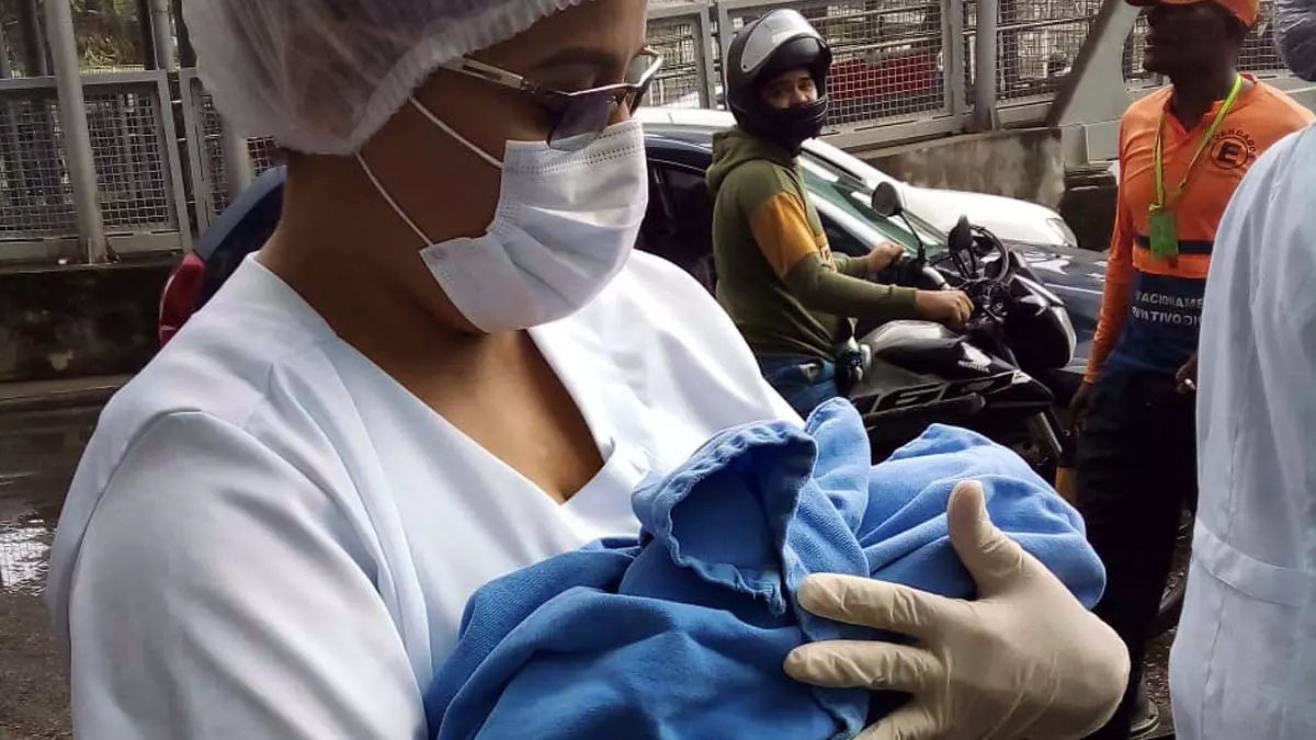 Avenida Paralela, uma guarnição da 82ª Companhia Independente da Polícia Militar (CIPM) foi solicitada para socorrer uma mulher em trabalho
