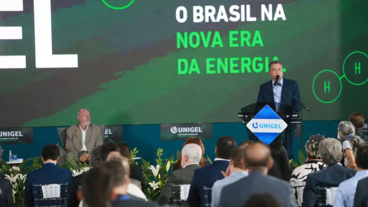 pelo governador Rui Costa e secretários, participou, na manhã desta terça-feira (26), do lançamento da pedra fundamental da Fábrica de