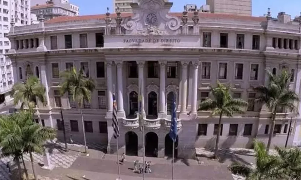 A carta em defesa da democracia que será lida nesta quinta-feira (11) na Faculdade de Direito da USP, em São Paulo, alcançou até mesmo policiais e militares, grupos que compõem a base do eleitorado do presidente Jair Bolsonaro (PL). As informações são da Folha de S. Paulo.