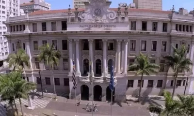 A carta em defesa da democracia que será lida nesta quinta-feira (11) na Faculdade de Direito da USP, em São Paulo, alcançou até mesmo policiais e militares, grupos que compõem a base do eleitorado do presidente Jair Bolsonaro (PL). As informações são da Folha de S. Paulo.