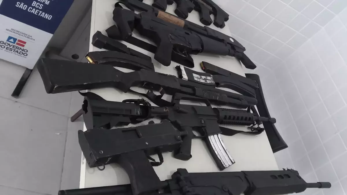 produzidos em papelão e airsoft com um grupo de adolescentes na Rua Deus Menino, em Marechal Rondon, no início da tarde deste