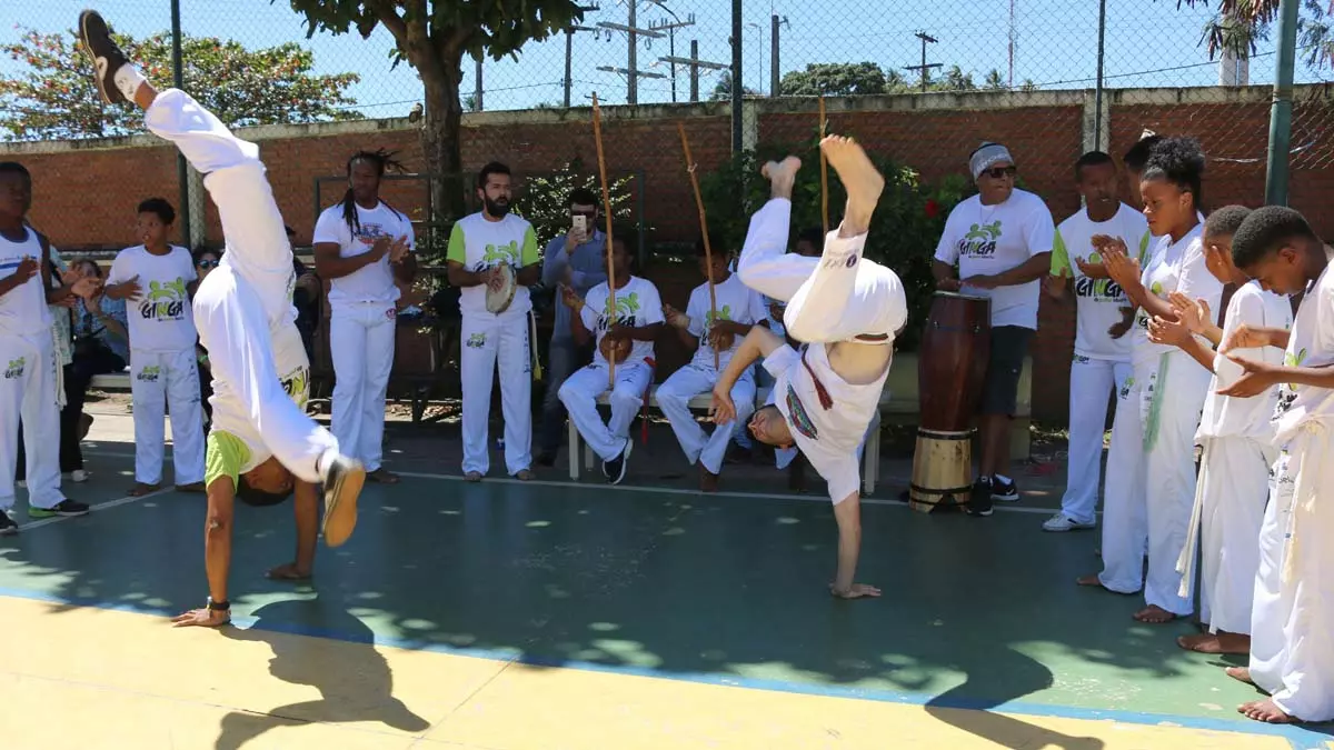 O bairro da Boca do Rio recebe até domingo (17), o XI IÊ Berimbau Capoeira Festival. A atividade ocorre no Centro Cultural e Educacional