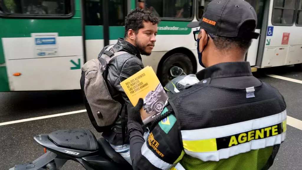 Nesta quarta-feira (27), data em que é celebrado o Dia do Motociclista, a Superintendência de Trânsito de Salvador (Transalvador)