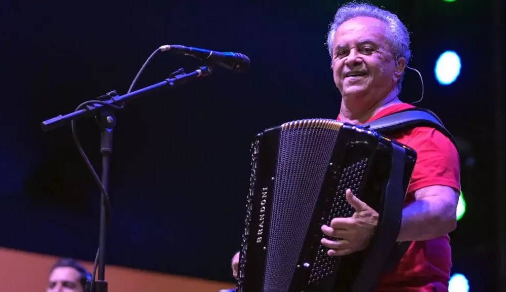 quinta atração a assumir o comando do palco no Parque de Exposições foi o cantor Flávio José, que colocou o público