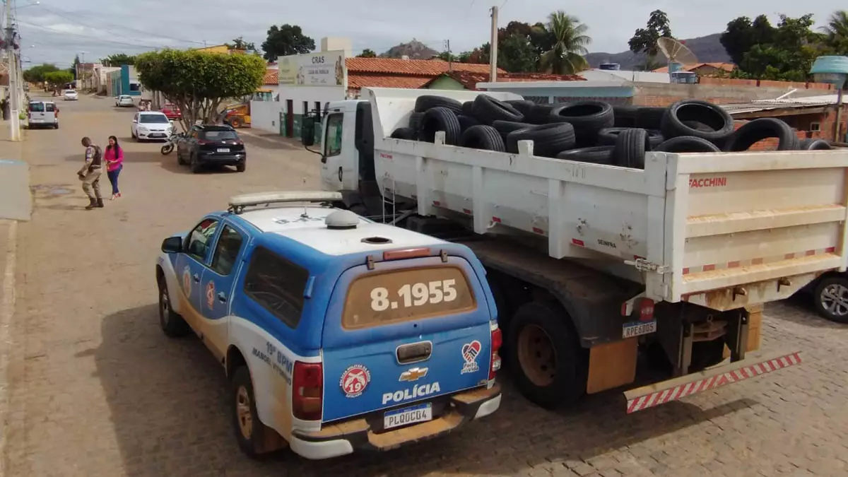 Na madrugada desta terça-feira (26), uma carga de 146 pneus foi apreendida por policiais militares do 19º BPM em Manoel Vitorino.