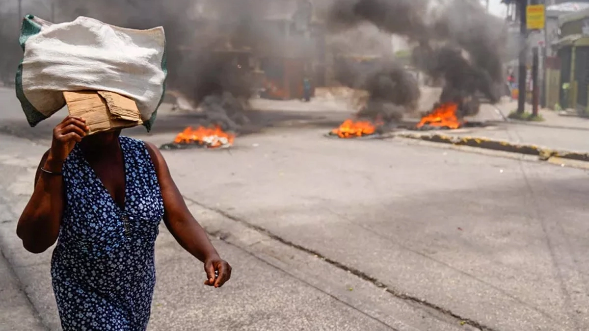 Pelo menos 471 pessoas foram mortas, feridas ou estão desaparecidas devido à violência entre gangues em Cité Soleil, uma favela da capital do Haiti, informou a ONU nesta segunda-feira. Os dados referem-se a um período de apenas nove dias, entre 8 e 17 de julho, mas as agências humanitárias relatam que a segurança continua muito frágil na região. As informações são da ATP e O Globo.