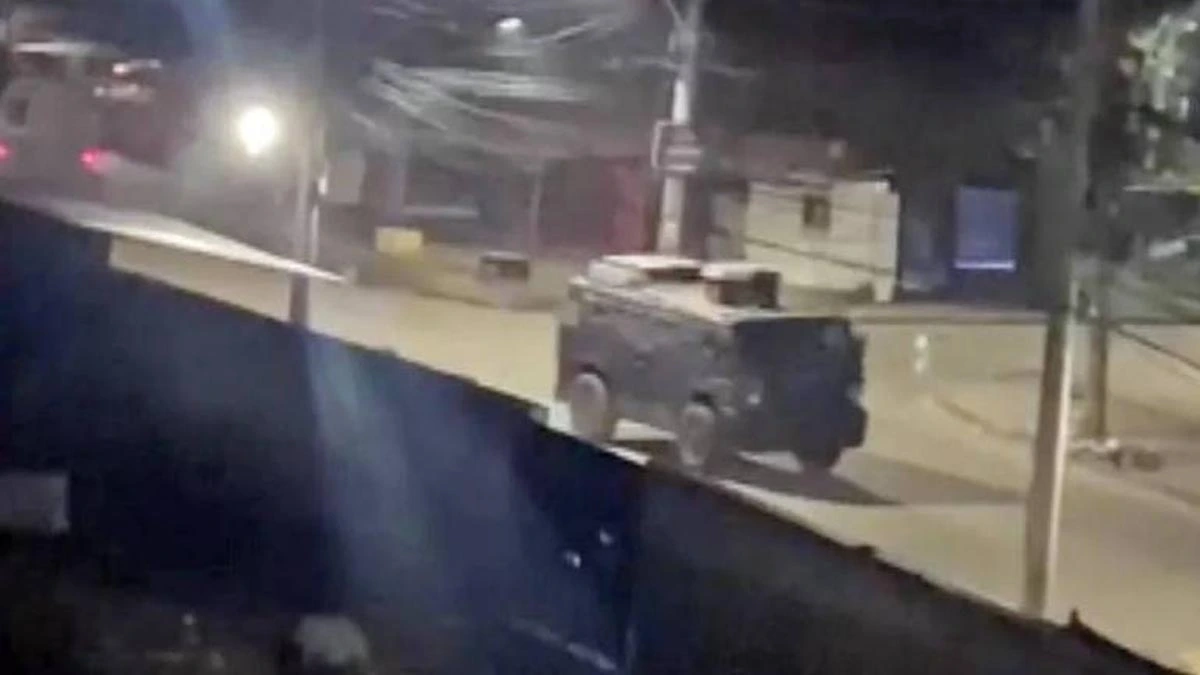 Um policial militar e dois suspeitos morreram durante uma operação integrada pelas polícias militar e civil na manhã nesta quinta-feira (21), no Conjunto de Favelas do Alemão, na zona norte do Rio. A ação tem por objetivo combater roubos de carga de veículos, principalmente nos bairros do Grande Méier, Irajá e Pavuna, zona norte.