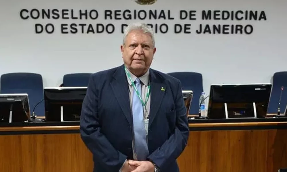 O presidente do Conselho Regional de Medicina do Rio de Janeiro (Cremerj), Clovis Bersot Munhoz, decidiu se afastar do órgão após acusação de assédio sexual a uma técnica de enfermeira, de 26 anos. Ela acusa o médico, de 72 anos, de fazer comentários de cunho sexual no centro cirúrgico do hospital Glória d’Or. Munhoz, onde ele é cirurgião ortopédico. O presidente foi indiciado pela 9ª delegacia policial, no bairro do Catete, pelo crime de assédio sexual. 