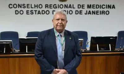 O presidente do Conselho Regional de Medicina do Rio de Janeiro (Cremerj), Clovis Bersot Munhoz, decidiu se afastar do órgão após acusação de assédio sexual a uma técnica de enfermeira, de 26 anos. Ela acusa o médico, de 72 anos, de fazer comentários de cunho sexual no centro cirúrgico do hospital Glória d’Or. Munhoz, onde ele é cirurgião ortopédico. O presidente foi indiciado pela 9ª delegacia policial, no bairro do Catete, pelo crime de assédio sexual. 