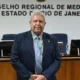 O presidente do Conselho Regional de Medicina do Rio de Janeiro (Cremerj), Clovis Bersot Munhoz, decidiu se afastar do órgão após acusação de assédio sexual a uma técnica de enfermeira, de 26 anos. Ela acusa o médico, de 72 anos, de fazer comentários de cunho sexual no centro cirúrgico do hospital Glória d’Or. Munhoz, onde ele é cirurgião ortopédico. O presidente foi indiciado pela 9ª delegacia policial, no bairro do Catete, pelo crime de assédio sexual. 