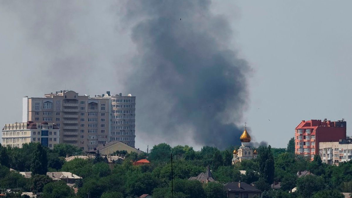 Tropas russas e forças separatistas, apoiadas pela Rússia, estão cercando, hoje (12), a cidade de Sieversk, na região ucraniana de Donetsk, informou a agência de notícias estatal russa Tass, citando Rodion Miroshnik, embaixador em Moscou da autoproclamada República Popular de Luhansk.