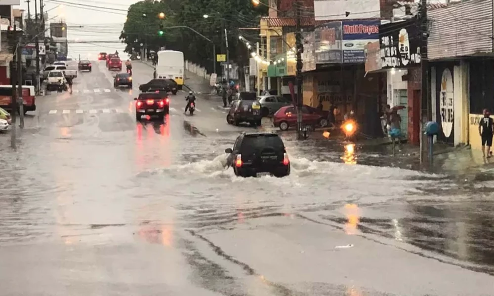 A prefeitura de Natal decretou na madrugada desta segunda-feira (4) situação de calamidade pública por causa das chuvas intensas que caíram nas últimas 24h na cidade. Em 12h, a capital registrou mais da metade do volume de água esperado para todo o mês de julho.