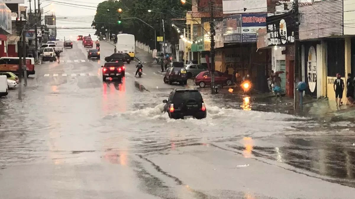 A prefeitura de Natal decretou na madrugada desta segunda-feira (4) situação de calamidade pública por causa das chuvas intensas que caíram nas últimas 24h na cidade. Em 12h, a capital registrou mais da metade do volume de água esperado para todo o mês de julho.