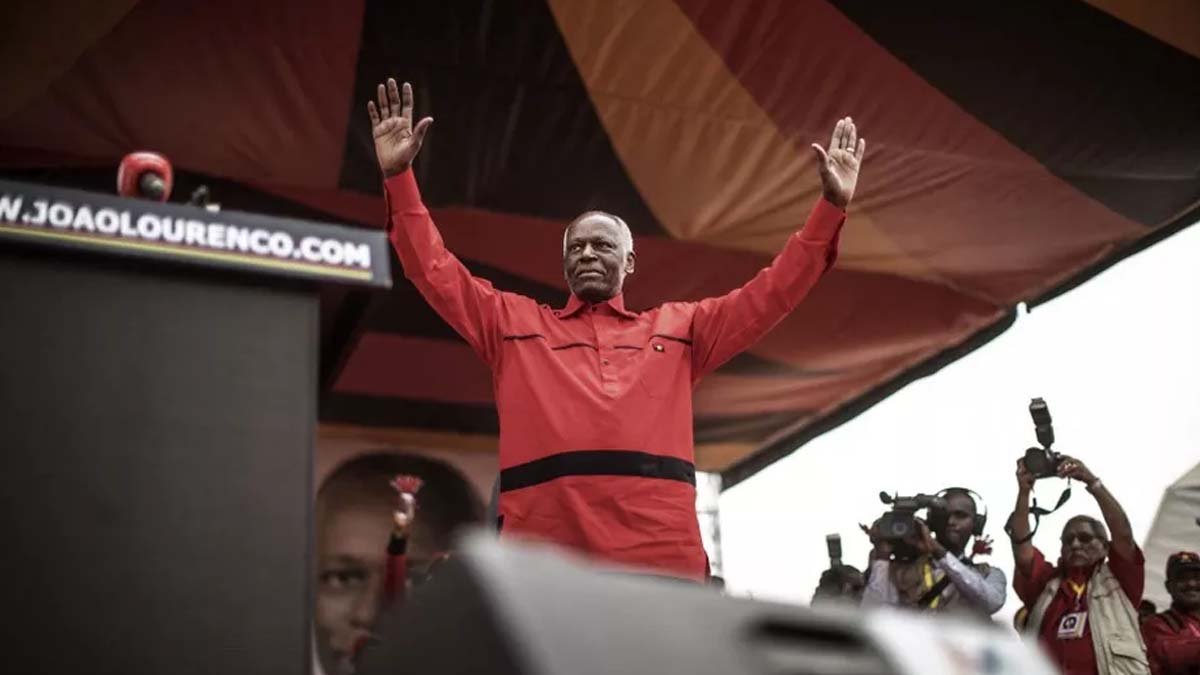 Morreu nesta sexta-feira (8), o ex-presidente da Angola José Eduardo dos Santos, aos 79 anos, em uma clínica em Barcelona onde estava internado desde o dia 23 de junho, depois de sofrer um acidente vascular cerebral. Há anos, recebia tratamento para um câncer na cidade espanhola.