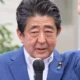 O ex-primeiro-ministro japonês Shinzo Abe morreu, aos 67 anos, após ser baleado enquanto discursava na cidade ocidental de Nara.