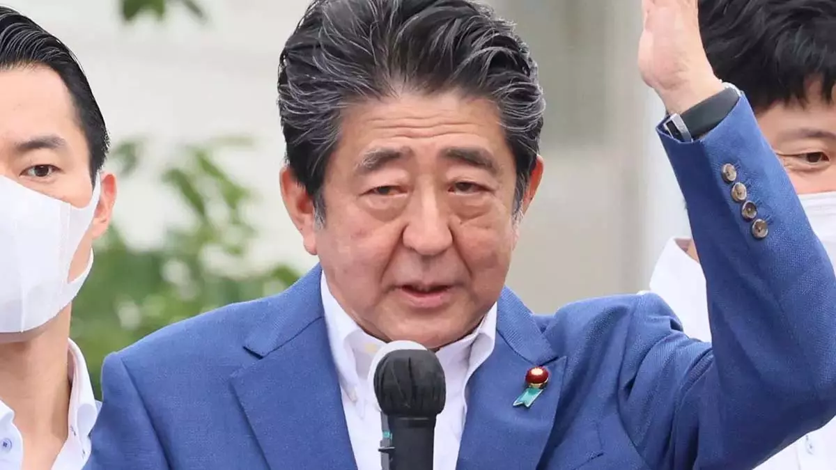 O ex-primeiro-ministro japonês Shinzo Abe morreu, aos 67 anos, após ser baleado enquanto discursava na cidade ocidental de Nara.