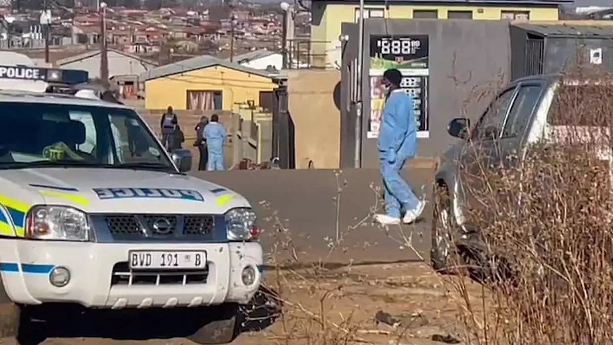 Um tiroteio em massa em uma taverna no município de Soweto, em Joanesburgo, matou 14 pessoas e deixou