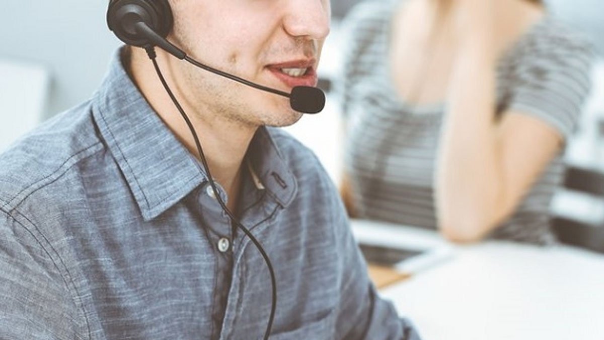 O Ministério da Justiça anunciou a suspensão por tempo indeterminado, a partir desta segunda-feira (18), das atividades de cerca de 180 empresas do setor de telemarketing, principalmente ligadas a bancos e instituições financeiras. A multa pode chegar a R$ 13 milhões, anunciou em seu perfil do Twitter, o ministro da Justiça e Segurança Pública, Anderson Torres.