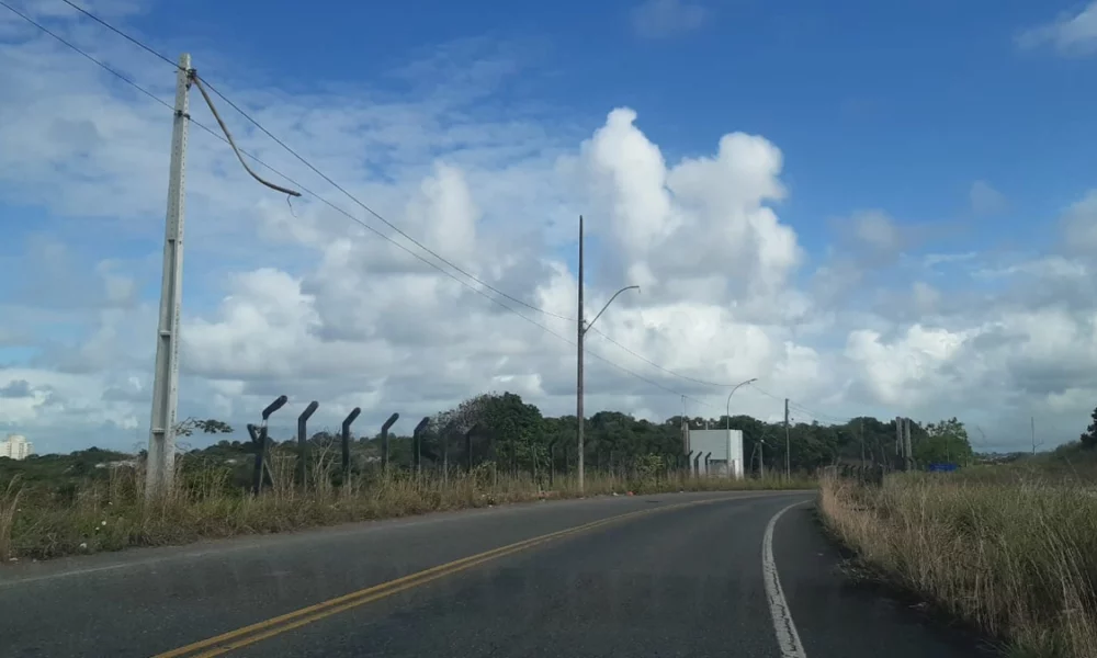 Somente no primeiro semestre deste ano, a Diretoria de Iluminação e Serviços Públicos (Dsip), vinculada à Secretaria de Ordem Pública (Semop), já gastou R$750 mil para reposição de material furtado ou manutenção de equipamentos danificados por vândalos na capital baiana. O registro mais recente aconteceu na quarta-feira (27), no terminal de carga do Aeroporto de Salvador, onde criminosos promoveram o furto de luminárias e cabos, além da destruição de postes.