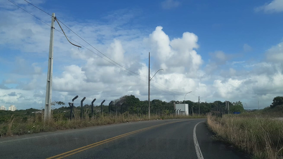 Somente no primeiro semestre deste ano, a Diretoria de Iluminação e Serviços Públicos (Dsip), vinculada à Secretaria de Ordem Pública (Semop), já gastou R$750 mil para reposição de material furtado ou manutenção de equipamentos danificados por vândalos na capital baiana. O registro mais recente aconteceu na quarta-feira (27), no terminal de carga do Aeroporto de Salvador, onde criminosos promoveram o furto de luminárias e cabos, além da destruição de postes.