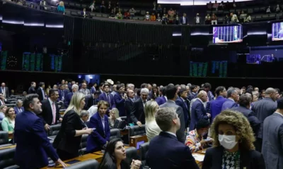 A Câmara dos Deputados aprovou nesta terça-feira (12), em primeiro turno, o texto-base da PEC Kamikaze (PEC 15/22). A proposta permite ao