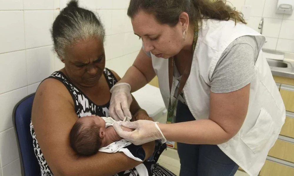 Apesar de ser obrigatória para recém-nascidos, a vacina BCG - que protege contra as formas graves da tuberculose - tem registrado baixos índices de cobertura. Segundo o Datasus, do Ministério da Saúde, a cobertura vacinal do imunizante caiu de 105%, em 2015, para 68,6% em 2021. A BCG faz parte do Programa Nacional de Imunização (PNI) e é indicada para ser aplicada logo após o nascimento da criança.