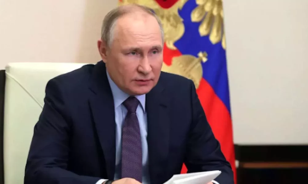 O presidente russo, Vladimir Putin, assinou nesta sexta-feira (30) a anexação ilegal de 15% do território ucraniano, durante uma cerimônia no Kremlin acompanhada com telões e celebrações do governo em Moscou. As informações são do G1.