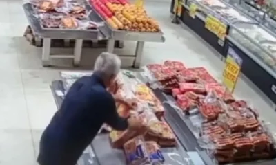 O idoso flagrado por imagens de câmeras de segurança furtando cerca de 120 quilos de carne em um supermercado de Eunápolis, no sul da Bahia, foi identificado. Ele é um engenheiro de 72 anos e não teve o nome divulgado. As informações são do G1.