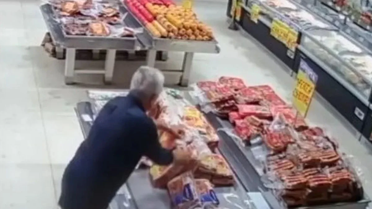 O idoso flagrado por imagens de câmeras de segurança furtando cerca de 120 quilos de carne em um supermercado de Eunápolis, no sul da Bahia, foi identificado. Ele é um engenheiro de 72 anos e não teve o nome divulgado. As informações são do G1.