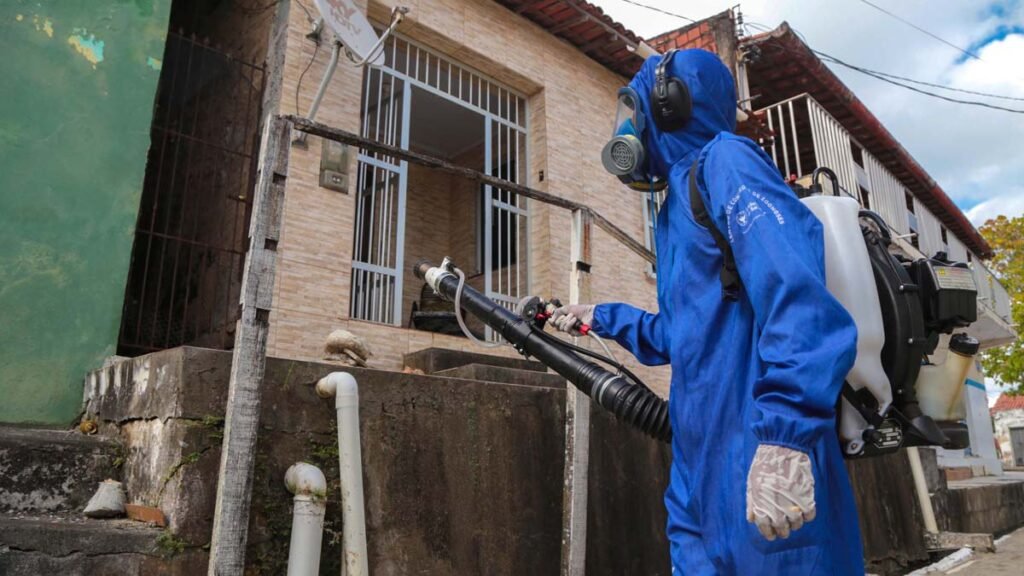 A Secretaria Municipal de Saúde (SMS), através do Centro de Controle de Zoonoses (CCZ), realizou esta semana uma megaoperação de combate às endemias, na Ilha de Bom Jesus dos Passos. A ação tem como objetivo identificar os pontos críticos e eliminar os focos do mosquito Aedes Aegypti e muriçocas, evitando o crescimento dos casos de arboviroses na localidade.