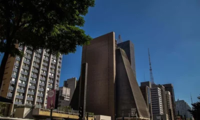 Ao menos 107 entidades assinaram um manifesto em defesa da democracia. O documento, que foi publicado nesta sexta-feira (5), em jornais de circulação nacional, foi articulado pela Federação das Indústrias do Estado de São Paulo (Fiesp).
