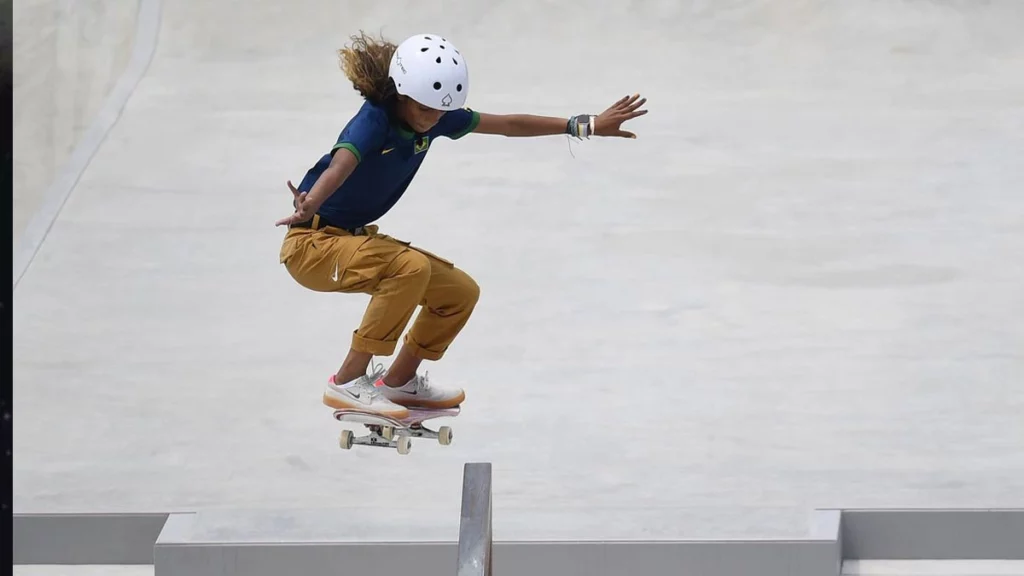 A brasileira Rayssa Leal brilhou, neste domingo (14), ao conquistar a etapa de Seattle (EUA) da Street League Skateboarding (Liga Mundial de skate street). A segunda colocada também foi outra atleta do Brasil, Pâmela Rosa, e a japonesa Momiji Nishiya foi a terceira. No masculino, o japonês Yuto Horigome ficou com o título, sendo seguido pelo francês Vincent Milou e o norte-americano Chris Joslin.