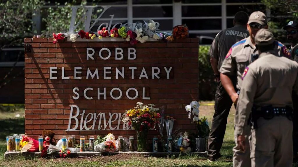 Após ondas de massacres e ataques em escolas, professores estadunidenses vão aderir ao ao uso de armas de fogo nas instituições dos EUA. A estratégia, que se tornou a principal solução defendida por Republicanos e defensores dos direitos às armas, é vista como uma chance de profissionais da educação revidarem em caso de ataque.