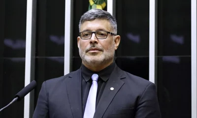 O deputado federal Alexandre Frota (PSDB-SP) afirmou ter depositado em juízo, nesta quarta-feira, R$ 30 mil para o cantor Chico Buarque, após a Justiça do Rio de Janeiro determinar o pagamento devido ofensas feitas pelo parlamentar ao músico. As informações são do O Globo.