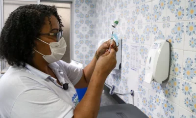 A Prefeitura de Salvador, por meio da Secretaria Municipal da Saúde (SMS), segue com a vacinação contra a Covid-19 nesta quinta-feira (02). Co
