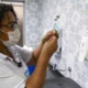 A Prefeitura de Salvador, por meio da Secretaria Municipal da Saúde (SMS), segue com a vacinação contra a Covid-19 nesta quinta-feira (02). Co