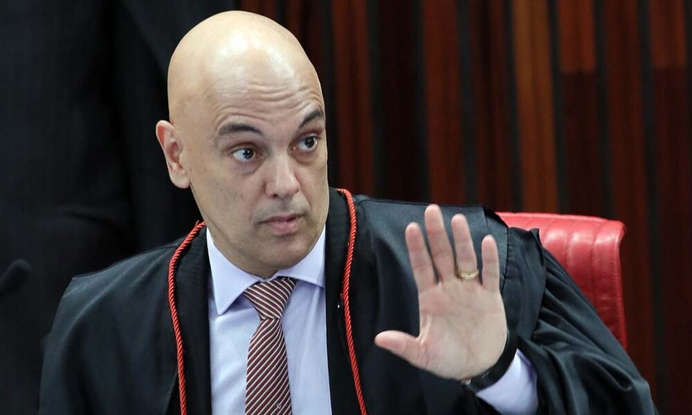 O ministro Alexandre de Moraes tomará posse como presidente do Tribunal Superior Eleitoral (TSE) nesta terça-feira (16), a partir das 19h.